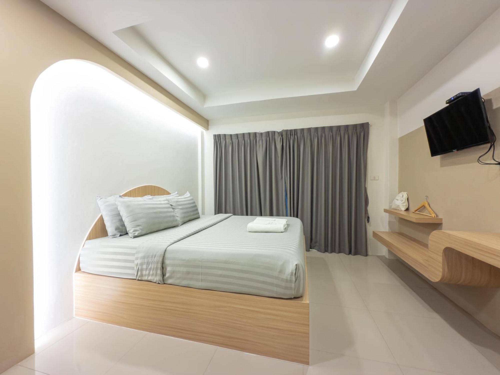 The Seathru Koh Larn Hotel Pattaya Bagian luar foto