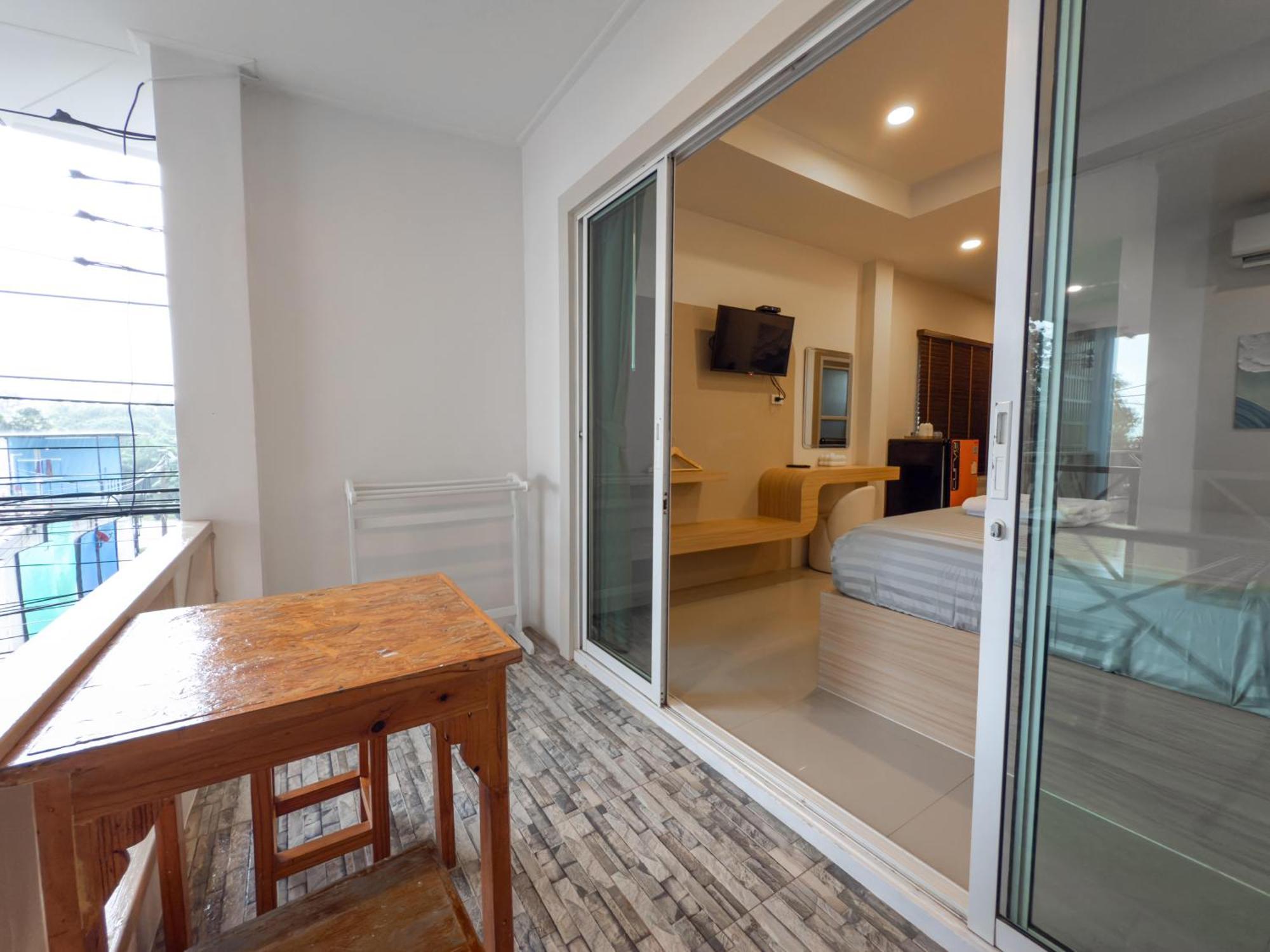 The Seathru Koh Larn Hotel Pattaya Bagian luar foto