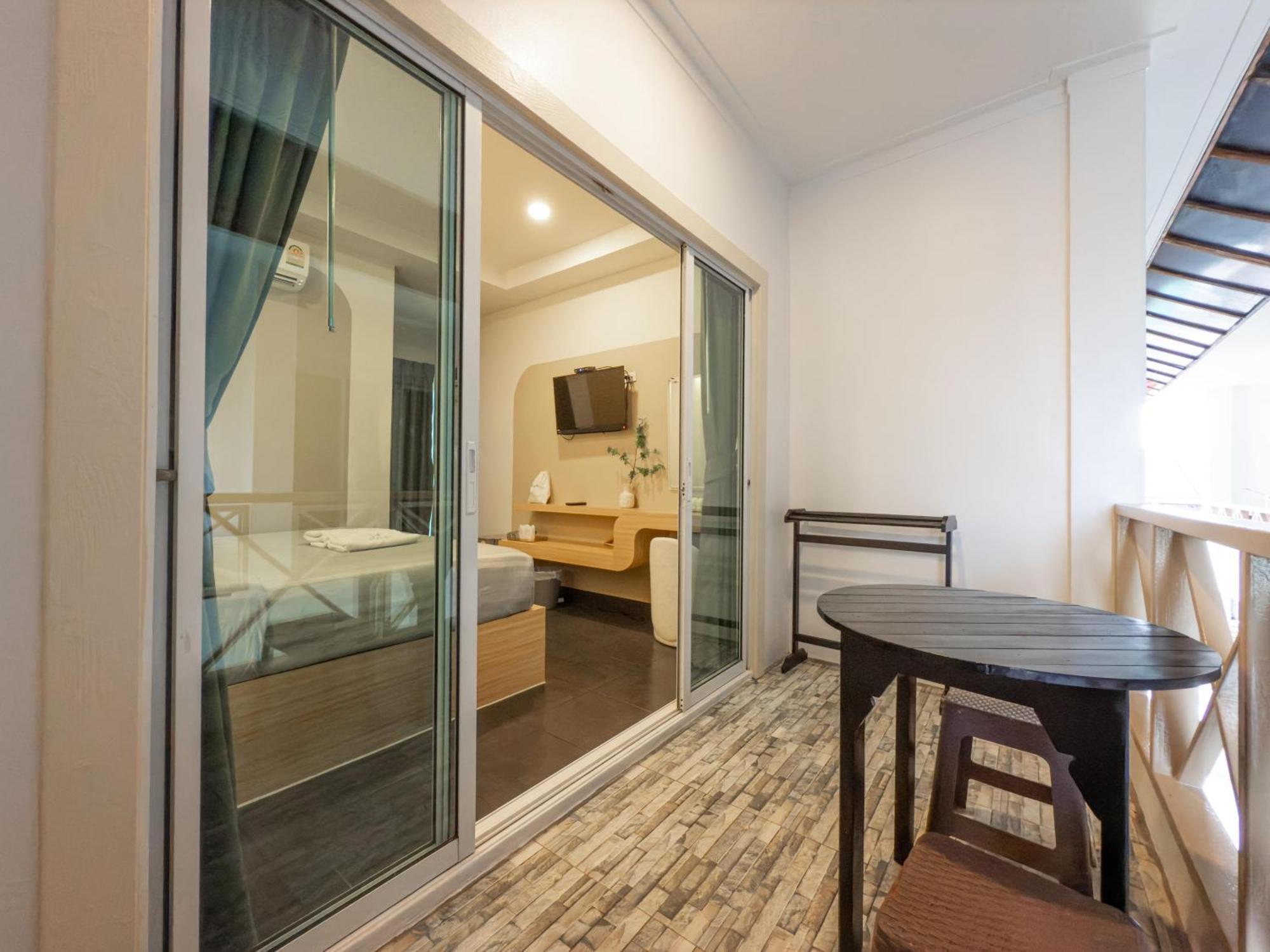 The Seathru Koh Larn Hotel Pattaya Bagian luar foto