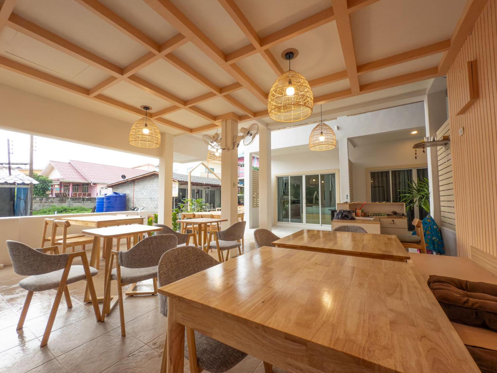 The Seathru Koh Larn Hotel Pattaya Bagian luar foto